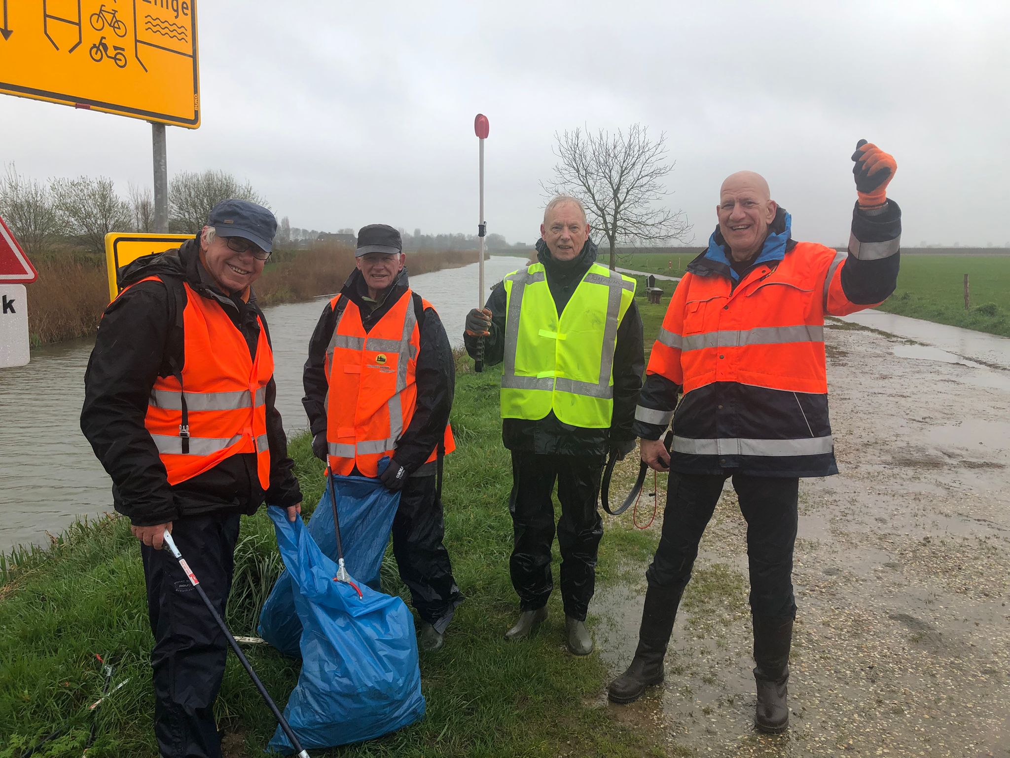 Ploeg 1 aan het rivierjutten (foto TV)